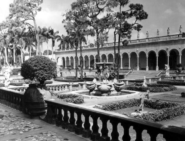 A view of the gardens and courtyard of the Ringling Museum of Art in Sarasota (1961).