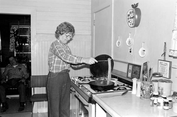 Margaret Triay prepares vinegar sausage with datil peppers, a traditional Minorcan specialty (1983).