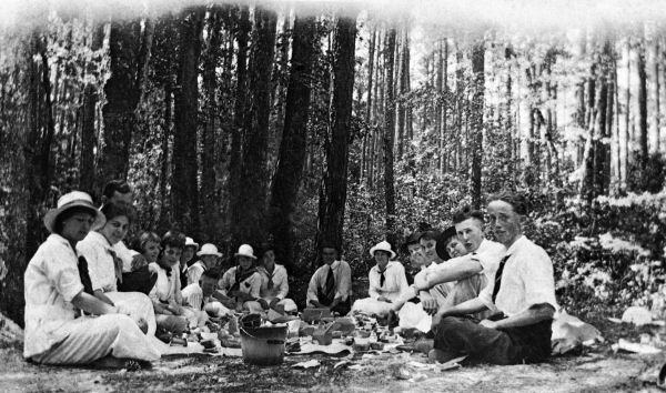 Palmer College students on a picnic (1915 or 1916).