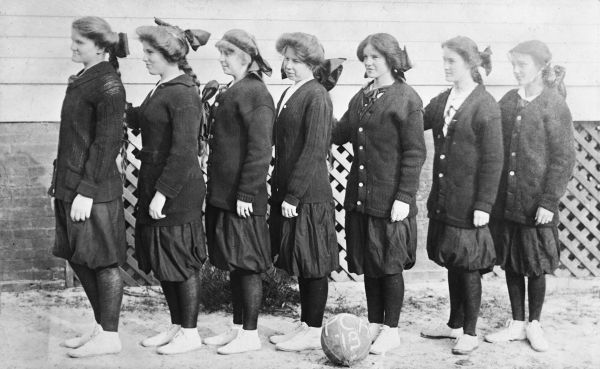 Women's basketball team at Palmer College (1913).