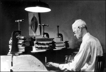 Talmaege Culmer making cigars at the Key West Cigar Factory in Pirate's Alley (between 1975 and 1985)