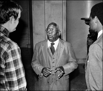 Virgil Hawkins speaks with supporters during recess: Tallahassee, Florida (November 10, 1983)