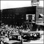 Crowd watches World Series results as played out on "metal playing field": Lakeland, Florida (1924)