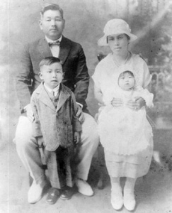 Kobayashi family portrait (ca.1926)