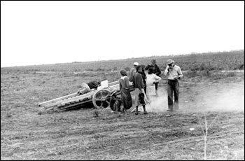 Migrant agricultural workers waiting to be paid: Homestead, Florida (1939)