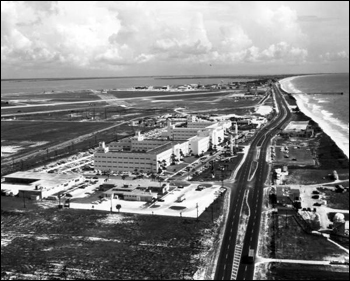 Building 989 Tech. Lab. looking north (1960)