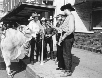 Bob Cobb talks to some local cowboys and Patrolman H.M. Whitworth while Silver looks on: Ocala, Florida (1948)