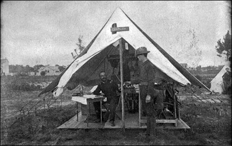 Chaplain of the New Jersey Volunteers handing a testament to an applicant (1898)