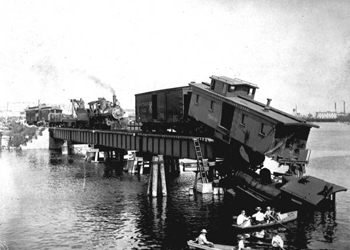 Train wreck on a bridge in Tampa (1906)