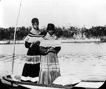 Seminole women in a dug-out canoe (1900s)