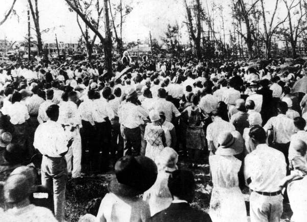 Funeral service for hurricane victims at Woodlawn Cemetery in West Palm Beach (1928).