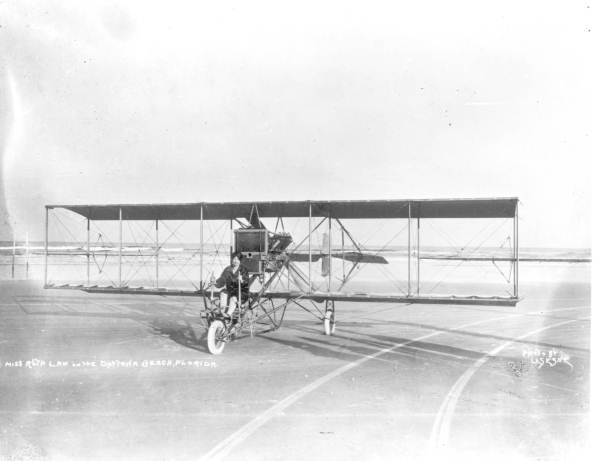 Ruth Law lands her plane on Daytona Beach (1915).