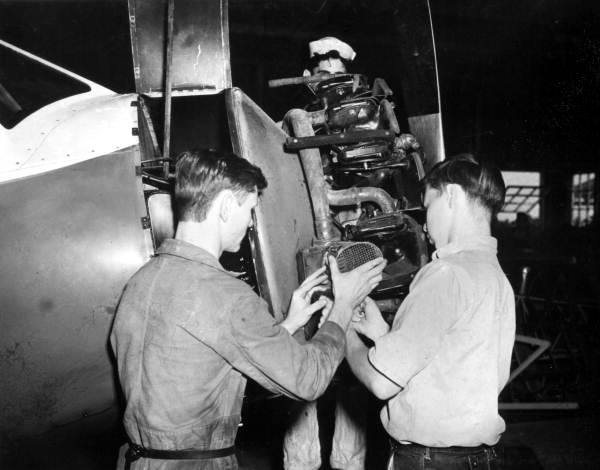 Student flight mechanics at Camp Roosevelt (circa 1940).