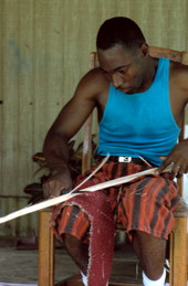 Alphonso Jennings cutting strips of white oak to make a basket - Lamont, Florida