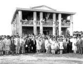 Confederate veterans and crowd standing at the Gamble Plantation Judah P. Benjamin Memorial